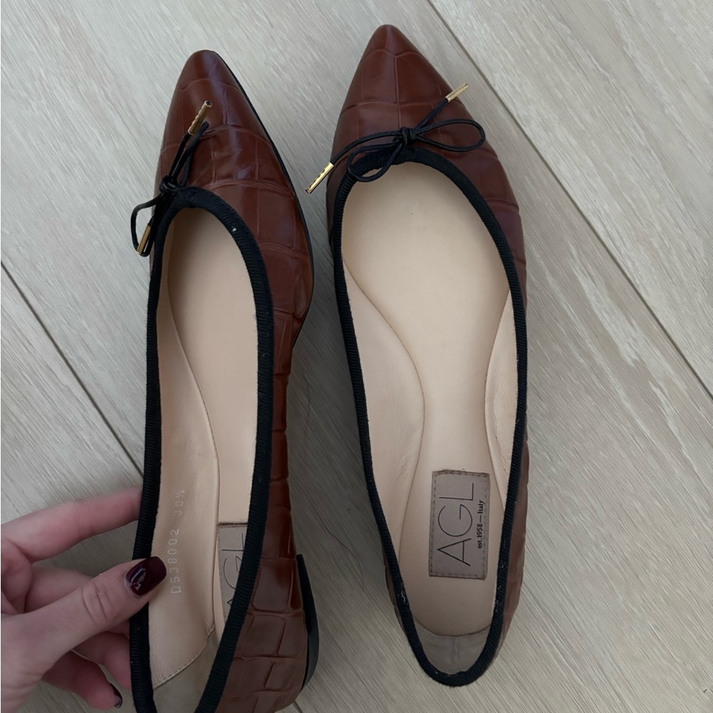 AGL Women's Brown Leather Flats with Bow